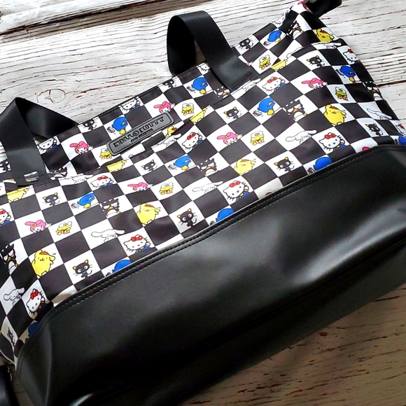 🆕️ CUTE SANRIO HELLO KITTY AND FRIENDS BLACK & WHITE CHECKERED OVERNIGHT BAG 🖤 - Picture 4 of 12